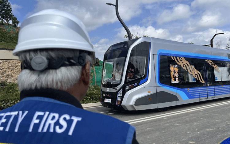 Menteri Pekerjaan Umum dan Perumahan Rakyat (PUPR) Basuki Hadimuljono meninjau operasional kereta otonom atau autonomous rail transit (ART) di Ibu Kota Nusantara, Penajam Paser Utara, Kalimantan Timur, Minggu (11/8/2024). ANTARA/Putu Indah Savitri