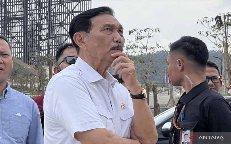 Menteri Koordinator Bidang Kemaritiman dan Investasi Luhut Binsar Pandjaitan meninjau Gedung Kementerian Koordinator 1 di Ibu Kota Nusantara, Penajam Paser Utara, Kalimantan Timur, Minggu (11/8/2024). ANTARA/Putu Indah Savitri