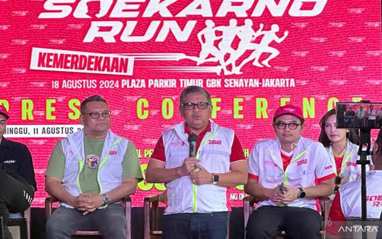 Sekretaris Jenderal PDI Perjuangan Hasto Kristiyanto (tengah) saat memberikan keterangan pers di kawasan Senayan, Jakarta, Minggu (11/8/2024). (ANTARA/Rio Feisal)