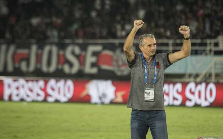 Pelatih Persis Solo Milomir Seslija berselebrasi usai berhasil membawa timnya menang atas Barito Putera pada pertandingan BRI Liga I di Stadion Manahan, Solo, Jawa Tengah, Sabtu (9/3/2024). Persis Solo menang dengan skor 2-1. ANTARA FOTO/Mohammad Ayudha/aww. (ANTARA FOTO/MOHAMMAD AYUDHA)