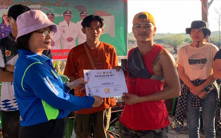 Kepala Disbudparpora Barito Timur Tutup Lomba Perahu Dayung Tradisional di Danau Dayu