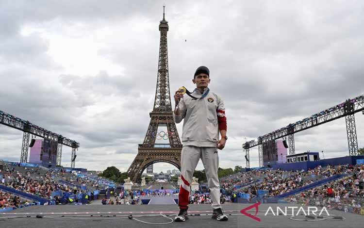Atlet panjat tebing Indonesia Veddriq Leonardo berfoto dengan latar belakang Menara Eiffel di Champions Park, Trocadero, Paris, Prancis, Jumat (9/8/2024). Champions park merupakan lokasi yang dikunjungi atlet pemenang Olimpiade Paris 2024 dari berbagai negara untuk merayakan kemenangan dan berinteraksi dengan pengunjung. ANTARA FOTO/Wahyu Putro A/pras.