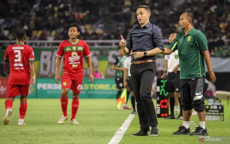 Pelatih Persebaya Paul Munster (kedua kanan) memberi instruksi kepada pemainnya saat melawan PSS Sleman pada pertandingan pekan pertama BRI Liga 1 Indonesia musim 2024/2025 di Stadion GBT Surabaya, Minggu (11/8/2024). ANTARA FOTO/Rizal Hanafi