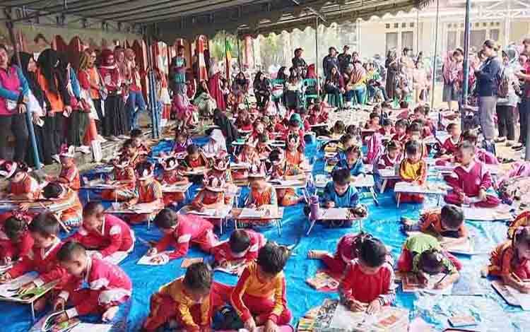 Puluhan Anak Meriahkan Lomba Mewarnai di Kecamatan Pematang Karau
