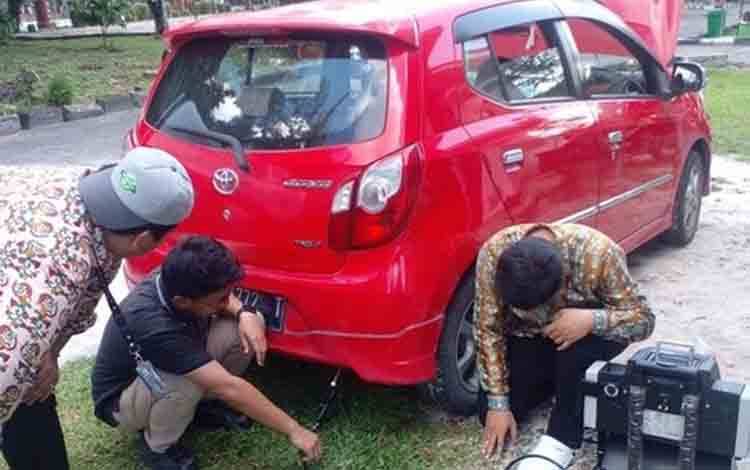 ?Tim DLH Kalteng sedang mencoba alat uji emisi untuk kendaraan berbahan bakar bensin, baru baru ini. (FOTO: DLH KALTENG)