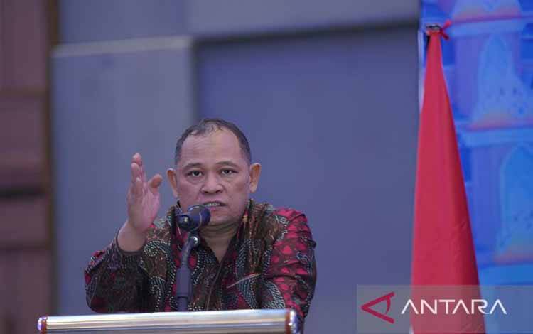 Anggota Bawaslu RI Totok Hariyono saat menutup kegiatan Rapat Kerja Teknis Penyelesaian Sengketa Pemilihan pada Pemilihan Gubernur dan Wakil Gubernur, Bupati dan Wakil Bupati, Wali Kota dan Wakil Wali Kota Tahun 2024 di Makassar, Sulawesi Selatan, Sabtu (11/8/2024). ANTARA/HO-Bawaslu RI