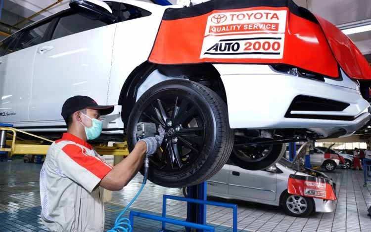 Ilustrasi - Mekanik Auto2000 melakukan rotasi ban mobil (ANTARA/HO)