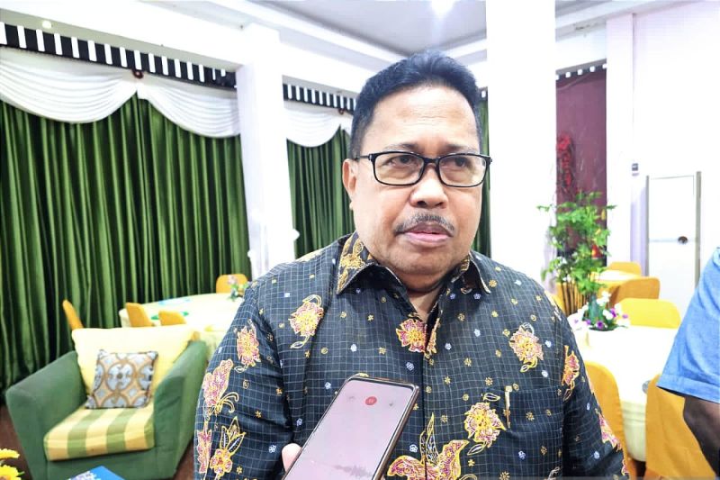 Anggota BP3OKP Papua Barat Daya, Otto Ihalauw, memberikan keterangan kepada wartawan (ANTARA/Paulus Pulo)