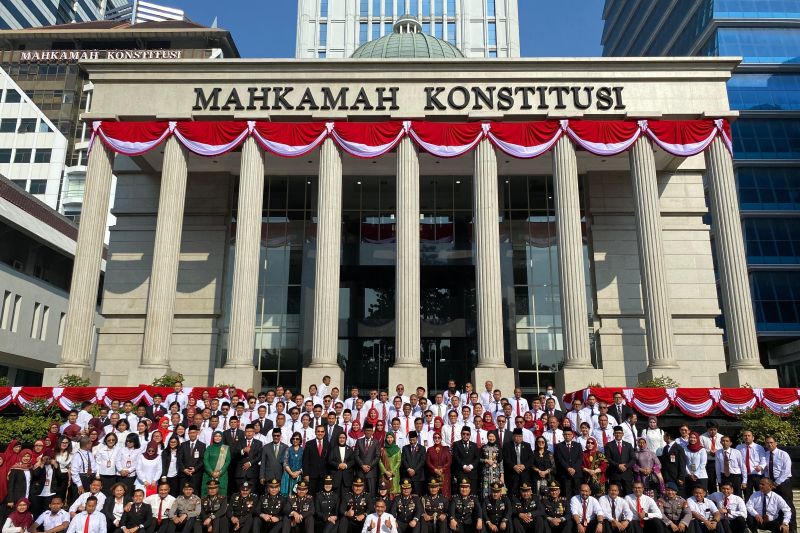 Hakim konstitusi dan pegawai Mahkamah Konstitusi (MK) berfoto bersama di pelataran/pilar Gedung I MK, Jakarta, Selasa (13/8/2024) usai Upacara Peringatan Hari Ulang Tahun (HUT) Ke-21 MK. di Jakarta, Selasa (13/8/2024). ANTARA/Fath Putra Mulya.