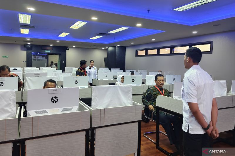 Calon anggota Kompolnas periode 2024-2028 yang mengikuti tes asesmen, memasuki ruang tes di Assessment Center Polri, Jakarta Selatan, Selasa (13/8/2024). ANTARA/Nadia Putri Rahmani