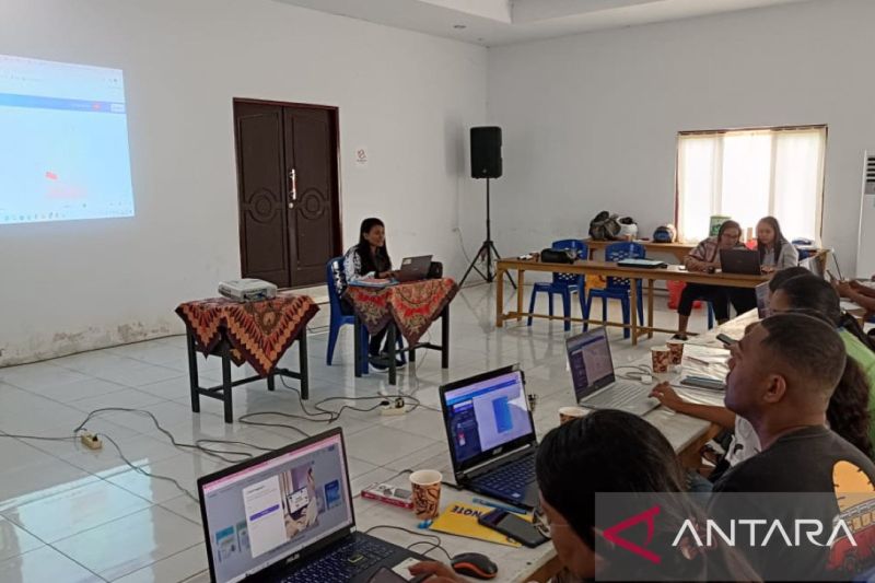 Viany Huwae memberikan pelatihan teknologi informasi di Desa Amahai Maluku Tengah (ANTARA/HO-Viany)