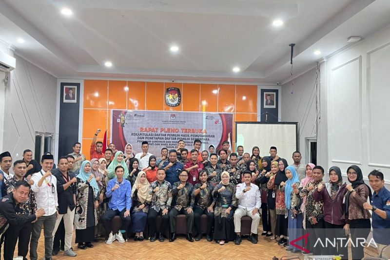 KPU Gorontalo Utara menggelar Rapat Pleno Terbuka untuk merekapitulasi daftar pemilih hasil pemutakhiran serta menetapkan Daftar Pemilih Sementara (DPS) Pilkada Serentak Tahun 2024. (ANTARA/Susanti Sako)