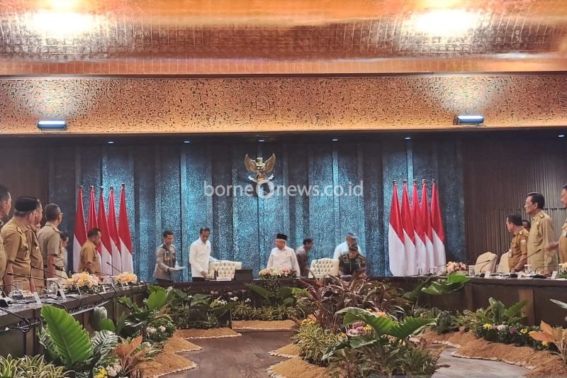 Presiden Joko Widodo didampingi Wakil Presiden Ma'ruf Amin memimpin pertemuan dengan para gubernur se-Indonesia di Istana Garuda Ibu Kota Nusantara, Kalimantan Timur, Selasa (13/8/2024). ANTARA/Mentari Dwi Gayati
