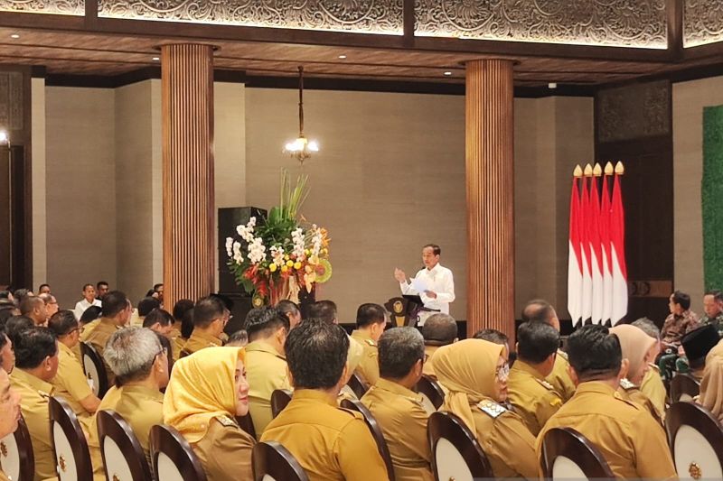 Presiden Joko Widodo (Jokowi) memberikan arahan kepada ratusan kepala daerah di Istana Negara IKN, Kalimantan Timur, Selasa (13/8/2024). ANTARA/Mentari Dwi Gayati