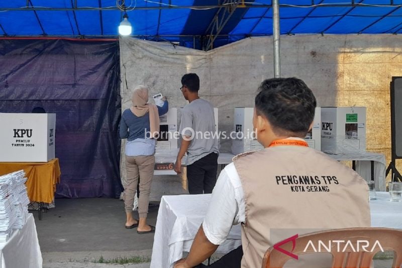 Masyarakat menyalurkan hak suaranya saat Pemilu di Kota Serang, Banten, Rabu (14/2/2024) (ANTARA/Desi Purnama Sari)