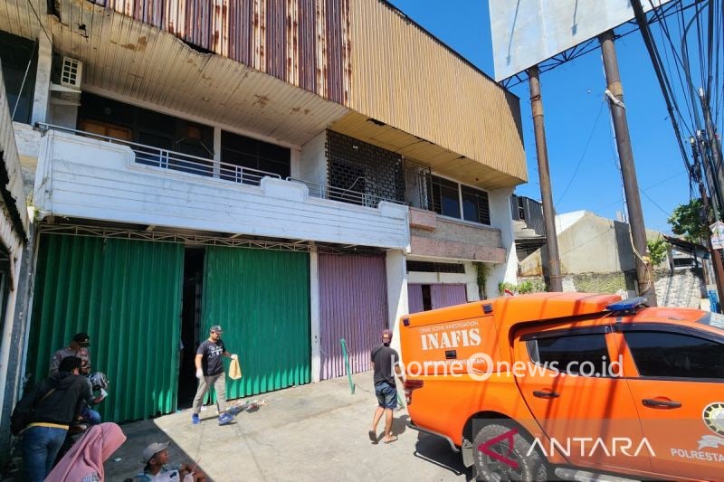 Inafis Polrestabes Semaeang melakukan olah TKP di sebuah gudang distributor makanan ringan di Jalan Siliwangi, Kota Semarang, Jawa Tengah, Selasa (13/8/2024). (ANTARA/I.C. Senjaya)