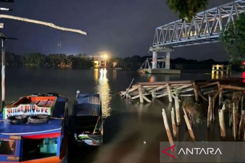 Aparat Kepolisian Daerah Sumatera Selatan mendalami penyebab Jembatan Lalan, Musi Banyuasin (Muba) yang roboh karena ditabrak tongkang pengangkut batu bara(12/08/2024). (ANTARA/ HO - Instagram Info Muba)