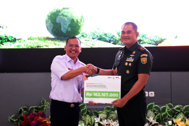 Direktur Utama KAI Properti Iwan Eka Putra menyerahkan bantuan dana TJSL secara simbolis Komandan Resor Militer 044/Garuda Dempo Brigjen TNI Muhammad Thohir . (ANTARA/HO/KAI Properti)