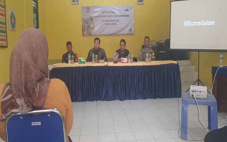 Lurah Raja Supriyadi (dua dari kanan) saat memberikan paparan dalam sosialisasi UMKM go Digital. (Foto : ISTIMEWA)