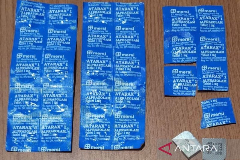 Barang bukti psikotropika yang didapat tersangka AN dari pura-pura berobat dan menebus resep. (ANTARA/HO-Polresta Bogor Kota)