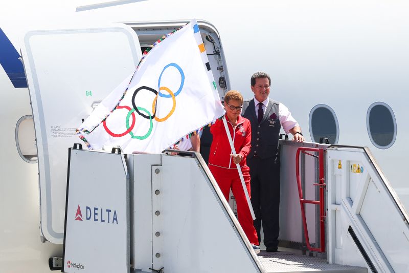 Walikota Los Angeles Karen Bass tiba dari Paris dengan membawa bendera Olimpiade di Los Angeles, California, Senin (12/8/2024). (ANTARA/AFP/Getty Images/Leon Bennett)