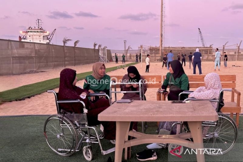Beberapa tenaga kesehatan TNI menemani pasien yang merupakan pengungsi dari Gaza di kawasan RS terapung Uni Emirat Arab (UAE) di El Arish, Mesir, Minggu (11/8/2024). ANTARA/HO-Biro Humas Setjen Kemhan RI.