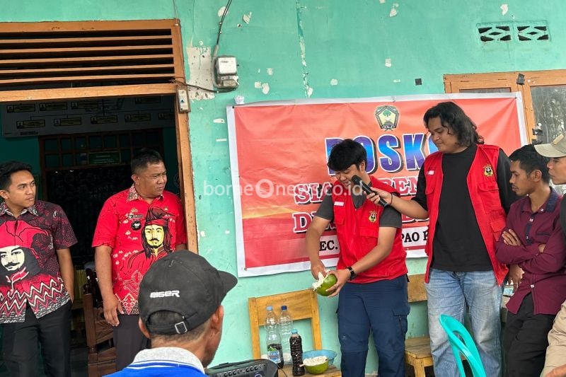 Mahasiswa KKN Unhas Universitas Hasanuddin Makassar menunjukkan proses pembuatan pestisida nabati dengan memanfaatkan buah maja di Desa Tabbinjai, Kabupaten Gowa, Sulawesi Selatan. ANTARA/HO-Dokumentasi Fakultas Pertanian Unhas.