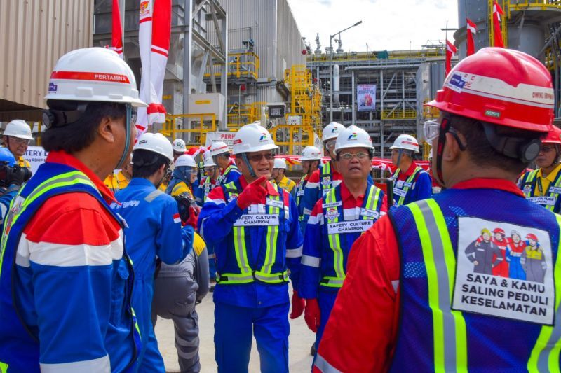 Menteri ESDM Arifin Tasrif (tengah) meninjau proyek strategis nasional, yakni Refinery Development Master Plan (RDMP) Balikpapan, Kalimantan Timur, Minggu (11/8/2024). ANTARA/HO-Humas Kementerian ESDM