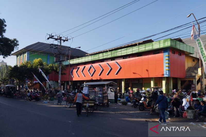 Aktivitas jual beli di Pasar Bitingan Kabupaten Kudus, Jawa Tengah, tampak ramai. Dalam rangka meningkatkan PAD, maka pemberlakuan penarikan retribusi elektronik bakal diperluas ke sejumlah pasar tradisional. ANTARA/Akhmad Nazaruddin Lathif