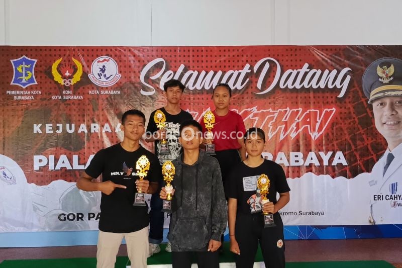Atlet Muaythai dari Kabupaten Kediri yang meraih prestasi dalam ajang Kejuaraan Daerah (Kejurda) Muaythai Open memperebutkan Piala Wali Kota Surabaya di Gedung Olahraga (GOR) Pancasila Surabaya. ANTARA/ HO-Muaythai Kabupaten Kediri