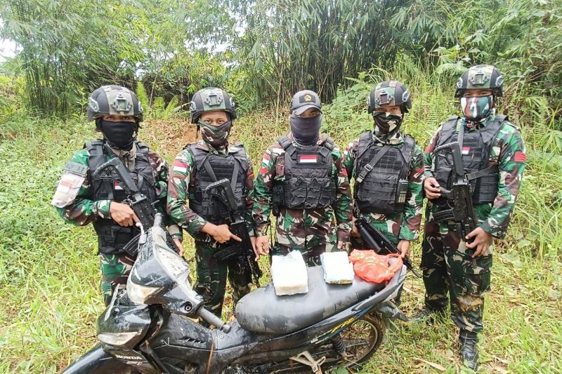 Personel Satgas Pamtas mengamankan satu unit sepeda motor beserta dua kilogram sabu di jalan tikus perbatasan Indonesia-Malaysia, Kecamatan Sekayam, Kabupaten Sanggau, Provinsi Kalimantan Barat. ANTARA/HO-Penrem 121/Abw