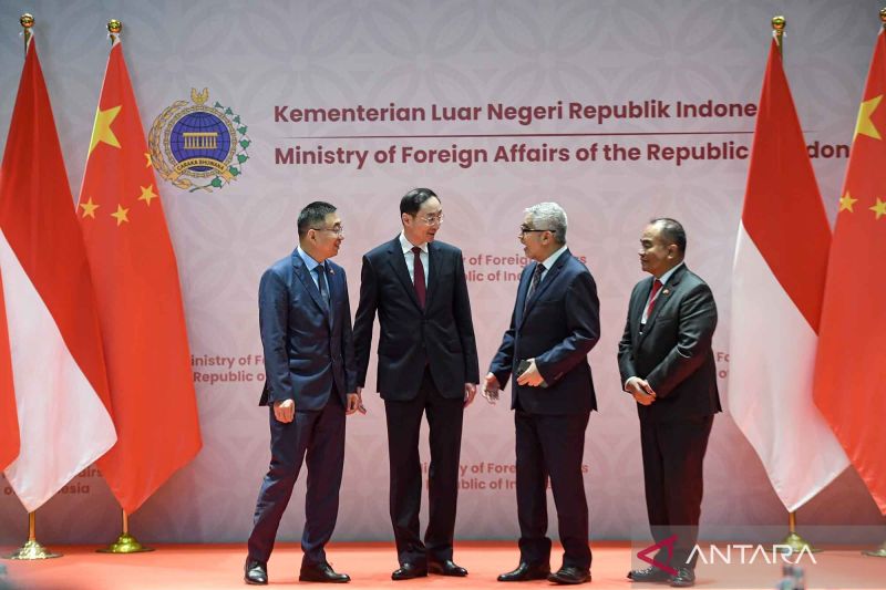 Direktur Jenderal Asia, Pasifik dan Afrika Kementerian Luar Negeri Abdul Kadir Jailani (ketiga kiri) berbincang bersama Wakil Menteri Luar Negeri China Sun Weidong (kedua kiri), Direktur Kebijakan Strategi Pertahanan Ditjen Strahan Kemhan Brigjen TNI Oktaheroe Ramsi (kanan) dan Wakil Direktur Kantor Kerja Sama Militer Internasional Komisi Militer Pusat China Zhang Baoqun (kiri) saat Pertemuan Tingkat Pejabat Tinggi Kemlu-Kemhan RI dan China di kantor Kementerian Luar Negeri, Jakarta, Selasa (13/