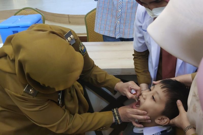 Wali Kota Bandarlampung Eva Dwiana saat memberika tetes polio kepada anak-anak dalam rangka Pekan Imunisasi Polio Nasional (PIN). Bandarlampung, Selasa (13/8/2024). (ANTARA/Dian Hadiyatna)