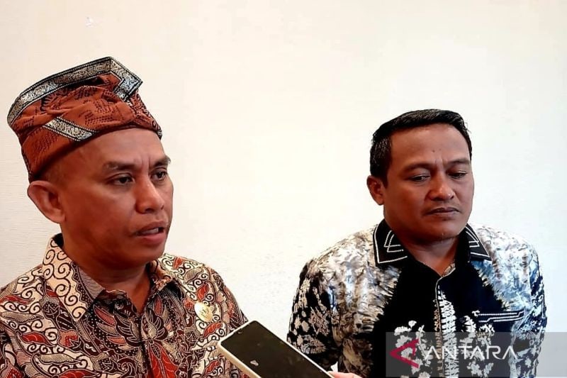 Komisioner Komisi Informasi Pusat Republik Indonesia Syawaludin (kiri) di Gorontalo, pada Selasa (13/8). (ANTARA/Susanti Sako)