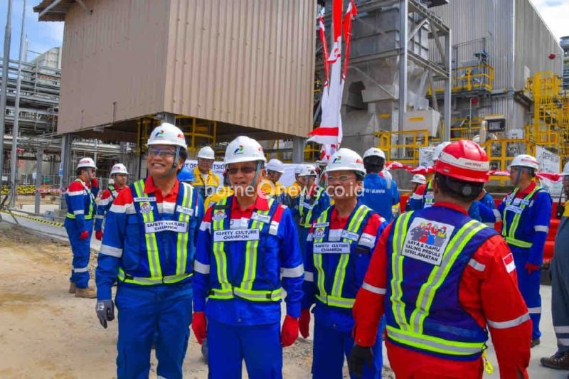 Menteri Energi dan Sumber Daya Mineral (ESDM) Arifin Tasrif (kedua kiri) meninjau langsung proyek Refinery Development Master Plan (RDMP) Balikpapan, Kalimantan Timur, Minggu (11/8/2024). ANTARA/HO-Humas Kementerian ESDM