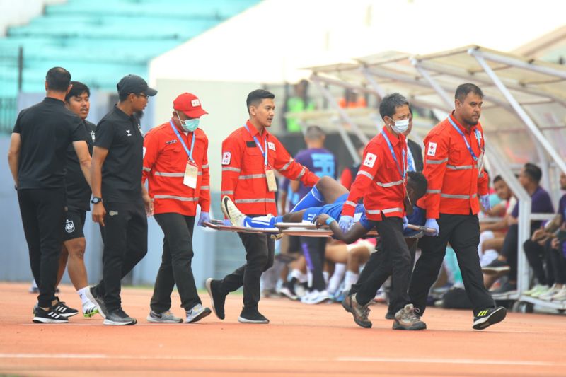 Pemain asing PSIS Semarang Sudi Abdallah (11) ditandu keluar lapangan setelah menderita cedera lutut pada pertandingan pekan pertama Liga 1 Indonesia kontra Persita Tangerang di Stadion Moch. Soebroto, Magelang, Minggu (10/8/2024). (HO-Liga Indonesia)