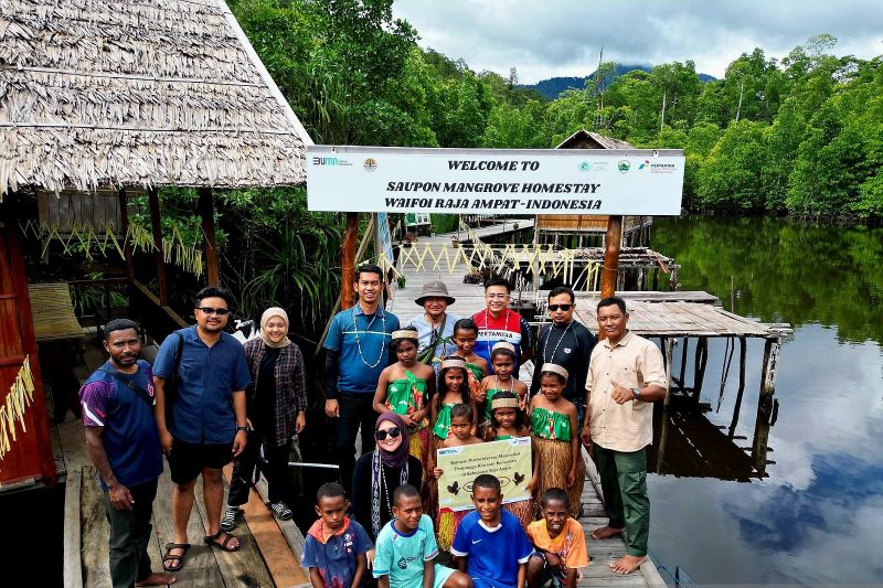 PT Kilang Kasim menyalurkan bantuan KTH di Kampung Waifoi dan Warkesi di Kabupaten Raja Ampat, Papua Barat Daya, Jumat (9/8/2024) ((ANTARA/HO-Humas PT Kilang Pertamina Internasional))