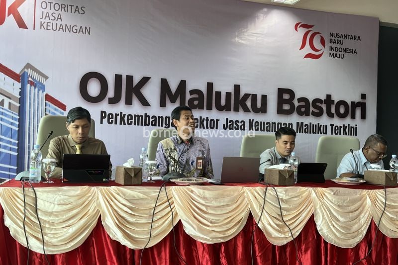 Kepala Otoritas Jasa Keuangan (OJK) Provinsi Maluku Andi M Yusuf (tengah) saat kegiatan OJK Maluku, di Ambon, Selasa (13/8/2024). ANTARA/Penina F Mayaut