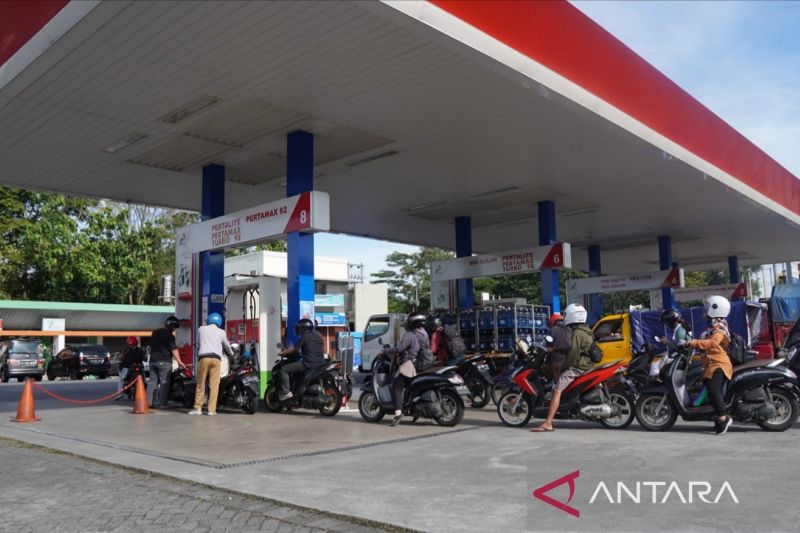 Ilustrasi - Konsumen antre membeli BBM di salah satu SPBU di Denpasar, Sabtu (10/8/2024). ANTARA/HO-Pertamina Patra Niaga