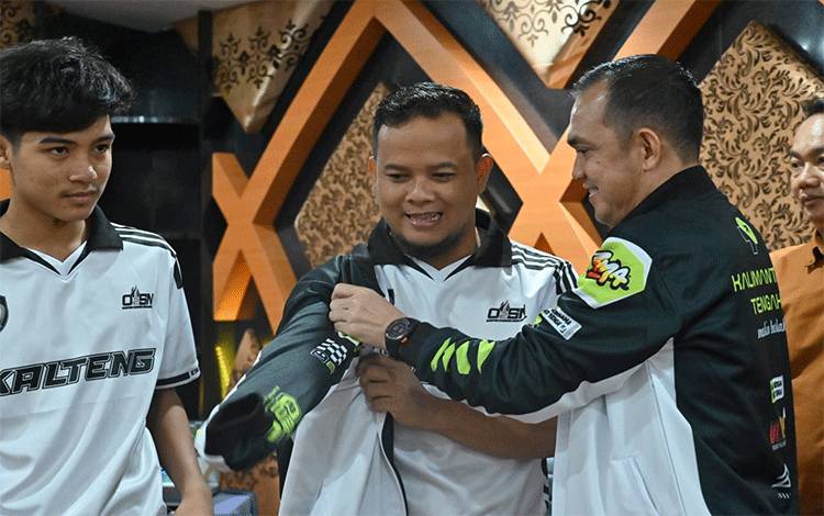 Pelepasan Kontingen O2SN ditandai dengan pemasangan jaket oleh Plt. Sekdisdik Kalteng Safrudin di Palangka Raya baru baru ini. (FOTO:DISDIK KALTENG)