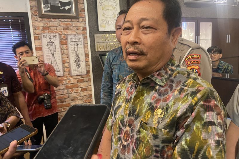 Kepala Bapenda Bali I Made Santha diwawancara terkait dampak pungutan wisman ke PAD Bali di Denpasar, Selasa (13/8/2024). ANTARA/Ni Putu Putri Muliantari