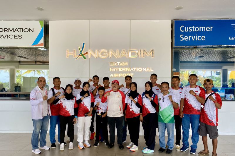 Ketua Umum Komite Olahraga Nasional Indonesia (KONI) Usep Rahmat S dengan Tim Layar Provinsi Kepulauan Riau (ANTARA/Amandine Nadja)