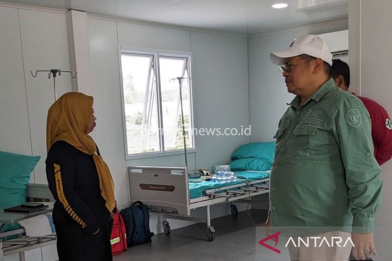 Kadinkes Kaltim Jaya Mualimin saat meninjau salah satu posko kesehatan di Ibu Kota Nusantara. (ANTARA/HO-Dokumentasi pribadi)