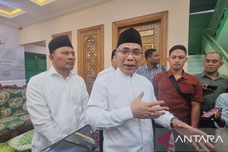 Ketua Umum PBNU K.H. Yahya Cholil Staquf di Surabaya, Selasa (13/8/2024). (ANTARA/Willi Irawan)