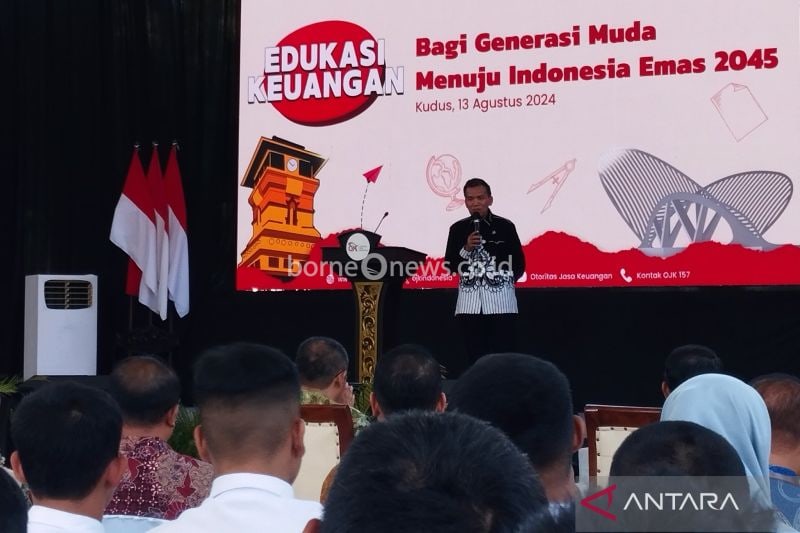 Anggota DPR RI Komisi XI Musthofa saat acara edukasi keuangan bagi generasi muda menuju Indonesia Emas 2025 di SMK Wisuda Karya Kudus, Selasa (13/8/2024). (ANTARA/Akhmad Nazaruddin Lathif)