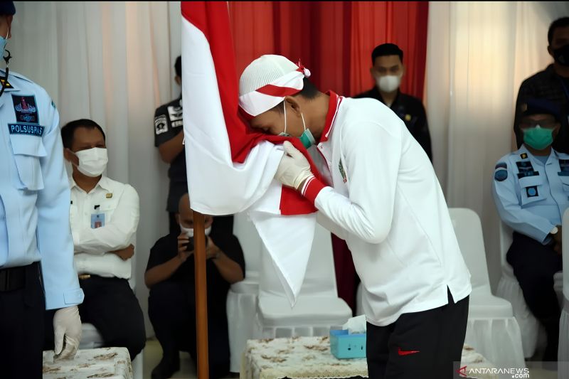 Ilustrasi - Dokumentasi narapidana teorisme mencium bendera Merah Putih usai mengucap ikrar setia kepada Negara Kesatuan Republik Indonesia di Aula Sahardjo, Lapas Narkotika Kelas IIA Gunung Sindur, Kabupaten Bogor, Jawa Barat, Kamis (15/4/2021). ANTARA FOTO/Humas Kementerian Hukum dan Hak Asasi Manusia. (HO/Antara)