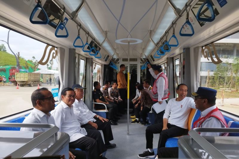 Presiden Joko Widodo menjajal kereta otonom sebagai transportasi massal saat Upacara HUT Ke-79 RI di Ibu Kota Nusantara, Selasa (13/8/2024). (ANTARA/Sigid Kurniawan)