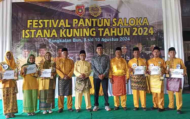 Para juri foto bersama dengan pemenang perlombaan Festival Pantun Seloka tingkat pelajar SMA/SMK Sederajat. (FOTO: NURITA)