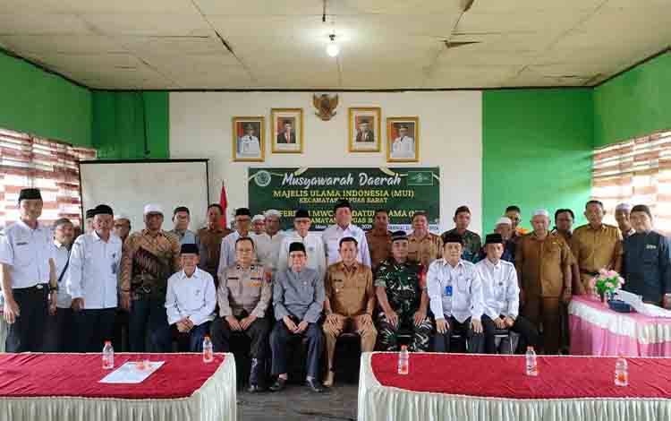 Suasana foto bersama usai Musda MUI Kecamatan Kapuas Barat. (FOTO: IST)