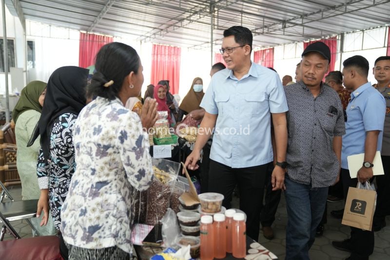 Wakil Bupati Sleman Danang Maharsa meninjau gerai pada Gelar UMKM Kalurahan Margomulyo, Seyegan, Selasa (13/8/2024). ANTARA/HO-Bagian Prokopim Setda Sleman